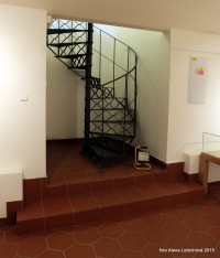 Z muzejních prostor vedou točité schody přímo do recepce.
