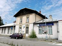Vlakové nádraží v Rožnově pod Radhoštěm kde se v čekárně nachází Mozaika Františka Pavlice