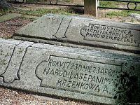 Roku 1721 dne 8 března narodil se Pan Jiří Křenek je nápis na zadním hrobu a Roku 1723 dne 23 dubna narodila se pani Marie Křenkova je nápis na hrobě vepředu.