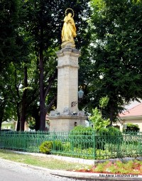 Mariánský sloup - pochází z roku 1858, autorem sochy Immaculaty je ružomberský sochař Alexander Belopotocký. Alej za sloupem pochází z roku 1888.