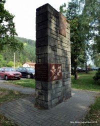 Na nábřeží je Památník věnovaný železničářům, účastníkům SNP v roce 1944.