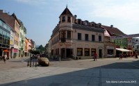  Ohlédnutí na pěší zónu do ulice Mostové a napravo začíná ulice Podhora, Podhora je vůbec nejstarší ulicí Ružomberoka.