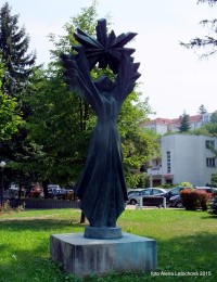 Bronzová plastika v parku hned naproti Liptovského muzea. Autorem je Ludwik Korkoš.