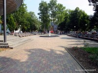 Park na Náměstí Š.Hýroša byl nedávno zrekonstruovaný a přebudovaný na odpočinkový areál. Kromě pohodlných laviček zde nechybí ani houpačky. 