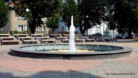  Celému parku dominuje fontána, která se nachází ve středu parku a kolem ní je na zemi vyobrazený erb města. Park je vydlážděný zámkovou dlažbou a nechybí ani stylová květinová výzdoba.