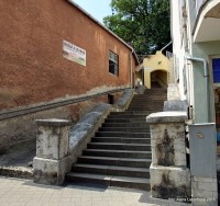 Z ulice Podhora vedou na návrší ke kostelu sv.Ondreja a Mauzoleu A. Hlinku Tmavé schody.
