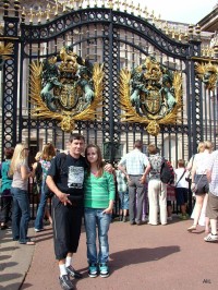 Před hlavní bránou do Buckinghamského paláce.
