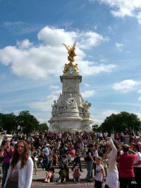 Památník královny Victorie před Buckinghamským palácem.