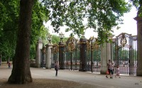 Brána do Green parku, který se nachází hned vedle Buckinghamského paláce.
