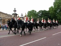 Začíná ceremoniál střídání stráží u Buckinghamského paláce.
