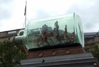 Trafalgar square - tento rok je na podstavci vystavena maketa Nelsonovy lodi v obří láhvi.