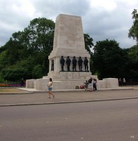 Památník GUARDS MEMORIAL je vyroben z portlandského kamene a je to forma kenotaf designu. Byl postaven v r.1926 na počest pěti pěších pluků 1. sv.války.
