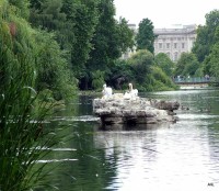 V parku je malé jezero St. James´s Park Lake se dvěma ostrovy. Na jednom z nich - Kachním ostrově (Duck Island) nalezly útočiště například pelikáni, jenž jsou potomky páru, který roku 1665 věnoval ruský velvyslanec králi Karlu II.