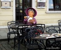 Tahle dáma seděla před Restaurací Sophienkeller naproti Zwingeru