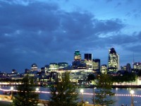 Výhled na večerní Londýn z Tower Bridge