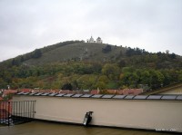 Výhled na Svatý kopeček z vyhlídkové terasy hrobky rodiny Dietrichsteinů.