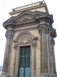 Pohled na jednu z věží Kostel sv. Anny ve kterém se hrobka Dietrichsteinů nachází.