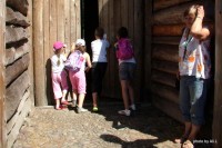  ARCHEOPARK 19.8.2012 - paní průvodkyně dovolila bránu otevřít dětským návštěvníkům, aby měly zážitek. :-)
