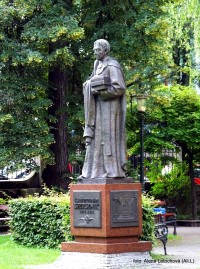 socha Leopolda Jana Szersznika (nar.3 dubna 1747, zem.12 února 1814), katolický kněz, jezuita, pedagog, bibliofil, zřizovatel knihovny, průkopník muzejnictví.
