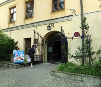 Vchod z Parku Pokoju na nádvoří  Muzea Těšínského Slezska, kde se nachází Café Muzeum