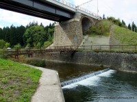  U viaduktu v obci Dolní Lomná a horské říčky Lomná.