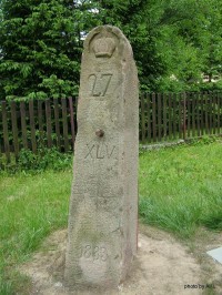 hraniční kámen s datem 1883 pochází ale z roku 1742, datum byl na kámen vyražený později při změně hranic