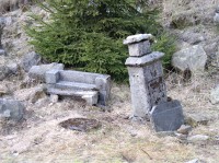 Náhrobní kameny ze zrušeného kostelního hřbitova jsou navezené opodájl