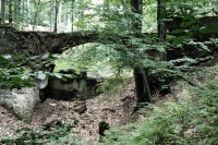 Dobroslavice - zřícenina mostu v zámeckém parku