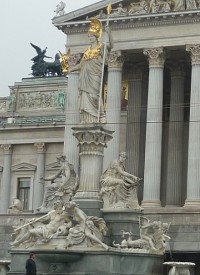 Kašna Pallas Athéna u budovy parlamentu ve Vídni