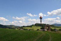 zvonička a rozestavěná kaple v Měrkovicích; v pozadí kopec Strážnice (srpen 2013)