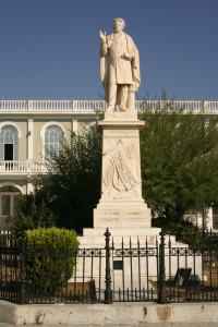 Socha na náměstí ve městě Zakynthos. Solomos - autor řecké hymny?