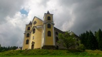 částečně rekonstruovaný kostel v Neratově