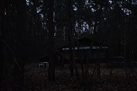 Původní domek v Kersku po setmění.