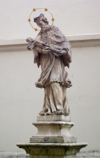 socha sv. Jana Nepomuckého před kostelem