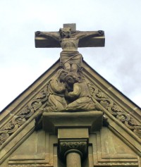 kříž nad vchodem