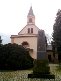 kostel sv. Anny + pomník obětí I. a II. světové války
