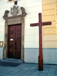 hlavní vchod + misijní kříž