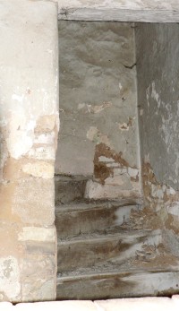 schody do věže - foceno oknem