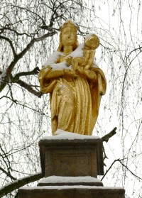 Panna Marie na sloupu před kostelem