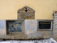 náhrobky v kostelní zdi