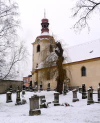 pohled na kostel přes hřbitov