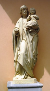 socha sv. Josefa s Ježíškem vedle vchodu