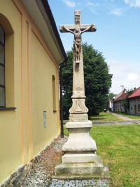 kříž u kostela