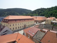 Vlevo Rezidence, uprostřed Panský dvůr, na kopci hrad, vpravo bývalý klášter.