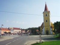 pohled na náměstí a kostel od JZ