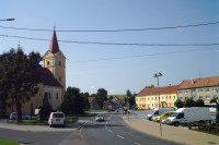 pohled na náměstí a kostel od SV