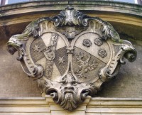 erb Kristiána z Gillernu nad hlavní vchodem
