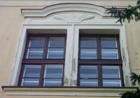 okna v prvním patře