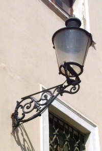 nástěnná lampa na nádvoří