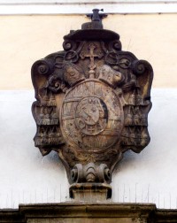 arcibiskupský znak nad vchodem